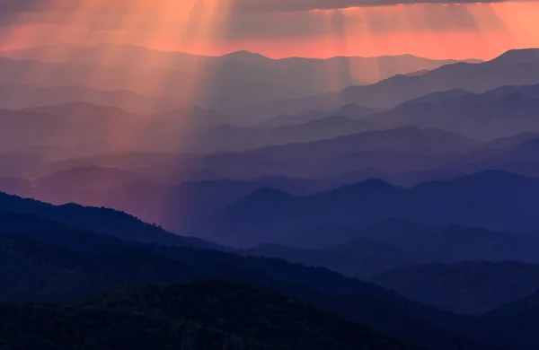 Rayos Sol Destacan Las Montañas Blue Ridge Atardecer — Foto de Stock