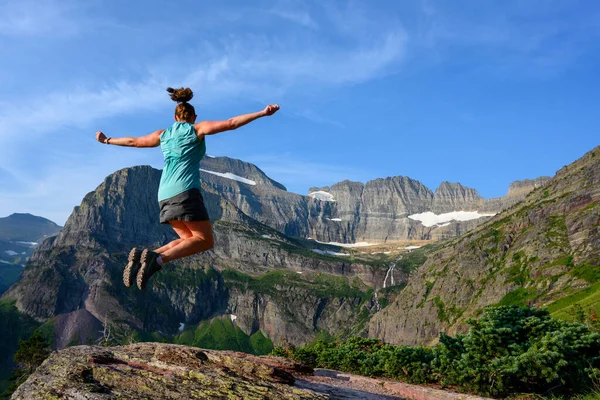 Mujer Salta Con Los Brazos Hacia Fuera Glaciar Grinnell Montana — Foto de Stock