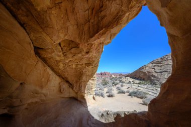 Nevada Çölü boyunca İtfaiye Parkı Vadisi 'ndeki küçük mağaradan bakıyorum.