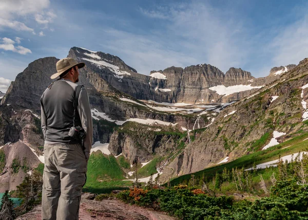 Man Står För Att Titta Över Bergen Glacier Nationalpark Stockfoto