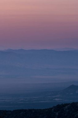 Batı Utah 'taki çöl vadisi katmanlarının üzerinde Pembe Gökyüzü
