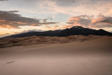 Great Sand Dunes Ulusal Parkı 'ndaki Kum Tepeleri Dağların Arasında
