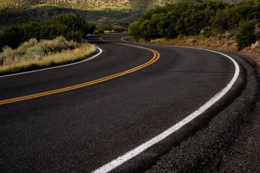 Colorado dağlarında Taze Asfalt 'ın keskin tepesi