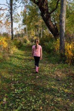 Indiana Dunes Ulusal Parkı 'nda Otlak Yol Üzerinde Yürüyen Genç Kız