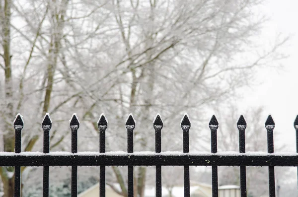 Snow Accumulates Fence Spikes Winter Day — Stock Photo, Image