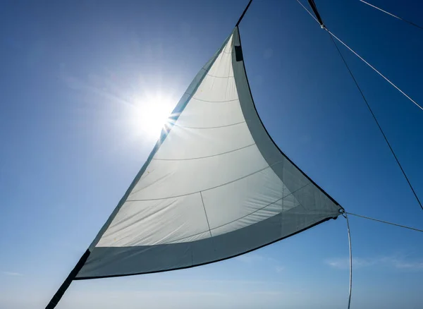 Sonnenbrand Unter Vollen Segeln Meist Blauen Himmel — Stockfoto