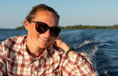 Güneş Gözlüklü Kadın Yağmurlu Gölü Geçerken Gülümsüyor