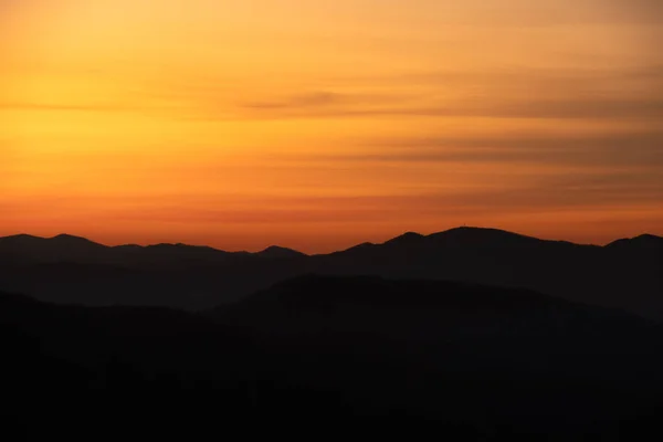 Gelbe Und Orangefarbene Schmierereien Über Dem Bergrücken Great Smoky Mountains — Stockfoto