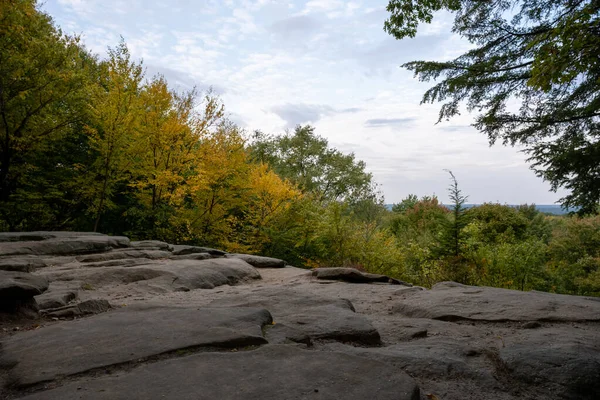 Yellow Fall Colors Wkraść Się Ledges Overlook Cuyahoga Valley National — Zdjęcie stockowe
