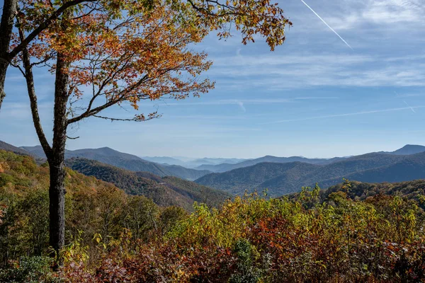 Widok Mountain Ridge Jesienią Wzdłuż Blue Ridge Parkway — Zdjęcie stockowe