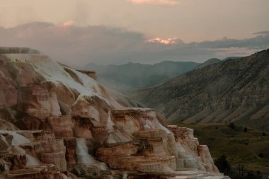 Mamut Kaplıcalarının Arkasındaki Dağ Sırası