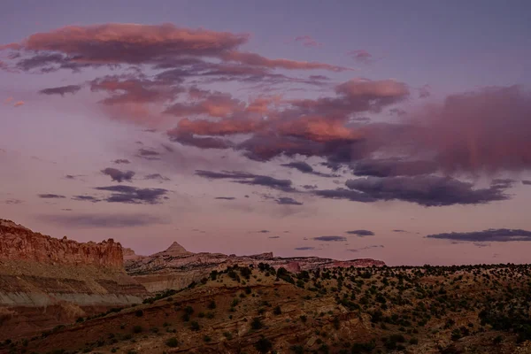 Pinkfarbenes Abendlicht Fällt Über Capitol Reef Wilderness Utah — Stockfoto