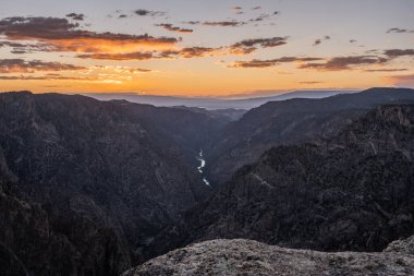 Colorado 'da yaz aylarında Gunnison' ın Kara Kanyonu 'nda Günbatımı