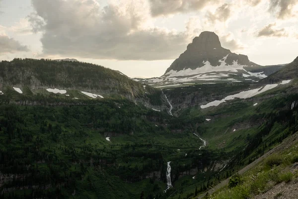 Luz Sol Brilha Sobre Montanhas Logan Pass Parque Nacional Geleira — Fotografia de Stock