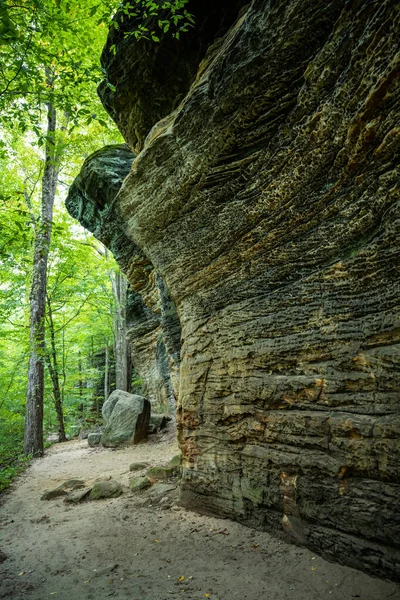 Wysokie Ściany Wzdłuż Szlaku Górskiego Parku Narodowym Cuyahoga Valley — Zdjęcie stockowe
