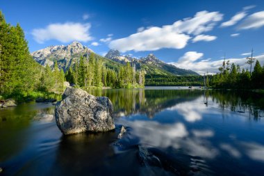 Grand Teton Ulusal Parkı 'nda Smeared Bulutları ile Taggart Gölü' nde kayalık
