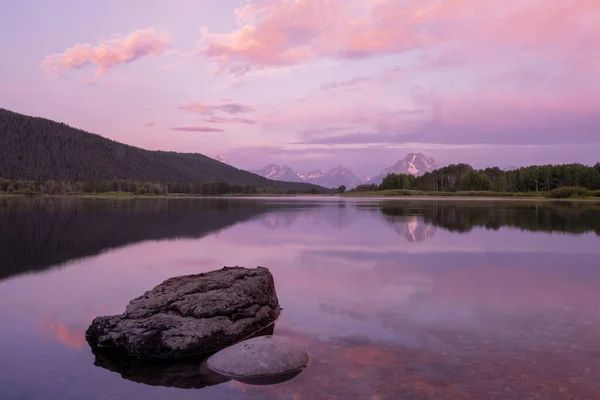 Boulder Odpočívá Řece Snake Oxbow Bend Při Východu Slunce Národním — Stock fotografie