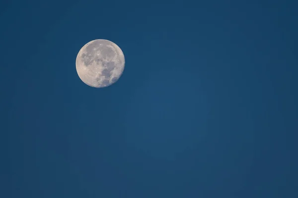 Jasny Księżyc Błękitnym Niebie Czystym Niebem Parku Narodowym Great Basin — Zdjęcie stockowe