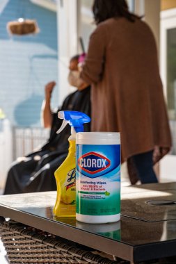 Atina, ABD: 6 Mayıs 2020: Clorox Mendilleri ve Kapalı Saç Tıraşı ekonomiyi açık tutmada yenilik