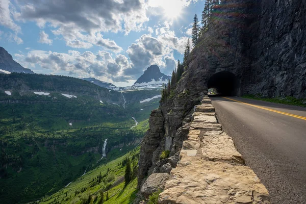 Güneş Yolu Doğru Gidiyor Buzul Ulusal Parkı Ndaki Logan Geçidi — Stok fotoğraf