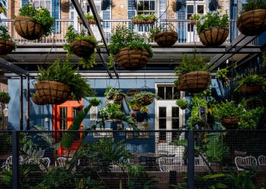 Açık Bahçe Bahçesinde Çoklu Asılan Sepetler