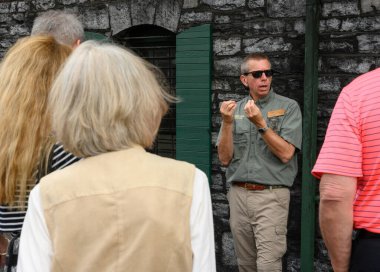 Versailles, ABD: 2 Mayıs 2019: Damıtma Turunda Bufalo İzinin Hikayesi