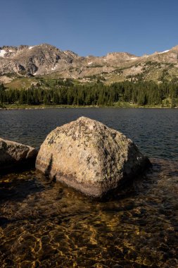 Colorado Dağları 'ndaki Büyük Vahşi Dağ' da Windsor Gölü 'ndeki Kaya