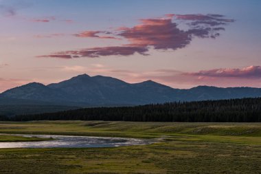 Yazın Hayden Vadisi ve Yellowstone Nehri üzerinde gün batımı