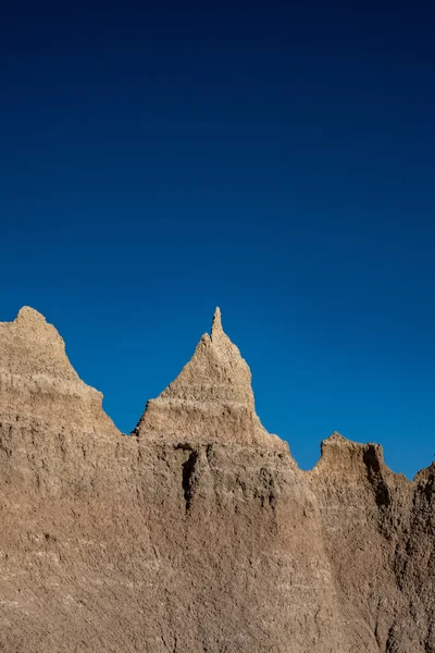 Jasně Modrá Obloha Nad Ostrou Linií Hoodoo Národním Parku Badlands — Stock fotografie