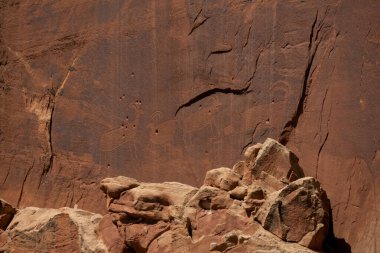 Capitol Resif Ulusal Parkı 'nda Koyu Taş Duvara oyulmuş Keçi figürü Petroglifler