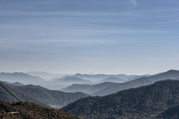 Haze Asienta Valle Entre Las Crestas Con Cielo Azul Parque — Foto de Stock