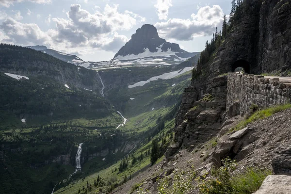 Logan Pass Turns Valley Glacier National Park Going Sun Road — Stock Photo, Image