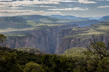 Çatlamış Kanyon Manzarası Dağ Tepesi Görünümü Rim 'in altında