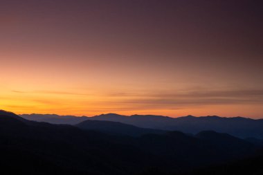 Büyük Smoky Dağları Ulusal Parkı 'ndaki Mor Gökyüzü Işıkları Siluetli Dağların Üzerinde