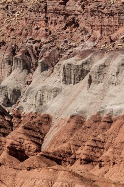 Capitol Resifi Ulusal Parkı 'nın Çöl Dağlarındaki Kaya Katmanları