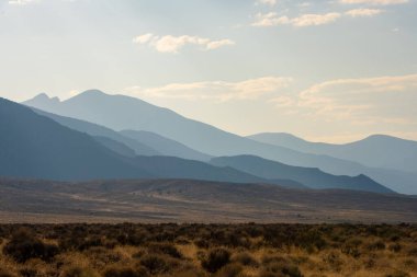 Büyük Havza Milli Parkı 'ndaki Wheeler Tepesi' nin altındaki dağların kayan katmanları