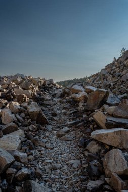 Büyük Havza Ulusal Parkı 'ndaki Kaya Buzulu' na giden yolda kayalık alandan geçen patika kesilir.