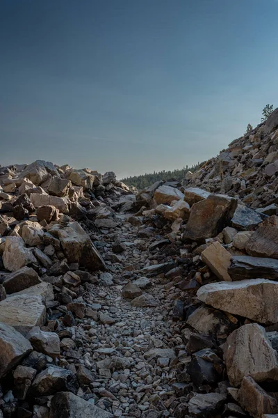 Büyük Havza Ulusal Parkı 'ndaki Kaya Buzulu' na giden yolda kayalık alandan geçen patika kesilir.