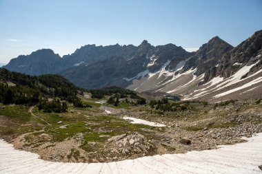 Grand Teton Ulusal Parkı 'ndaki Karlı Yol Boyalı Fırça Kanyonu' nun Geniş Görünümü
