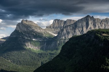 Logan Geçidi ve Kuş Kadın Buzul Ulusal Parkı 'na düştü.
