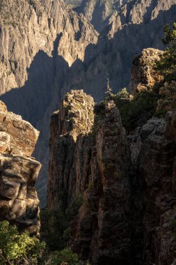 Colorado 'daki Gunnison' ın Kara Kanyonu 'na bakan kayaların arasından.