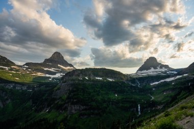 Logan Geçidi Geniş Görüş Alanı Sunny Afternoon 'daki Buzul Ulusal Parkı' nda.