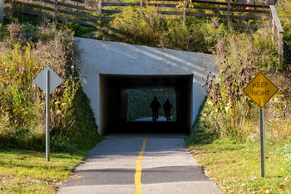 Cyclists Pass Tunnel Biking Path Cuyahoga Valley National Park — Stock Photo, Image