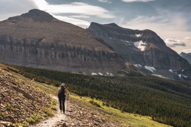 Montana dağlarında Şapka Yürüyen Kadın Yürüyüşçü