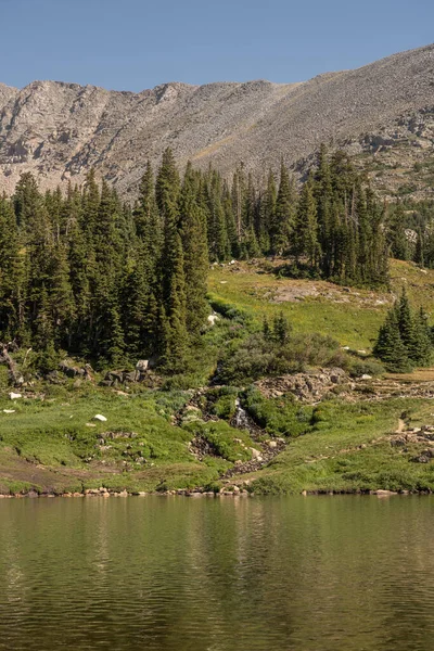 Mirando Través Del Lago Isabelle Green Mountain Slopes Indian Peaks —  Fotos de Stock