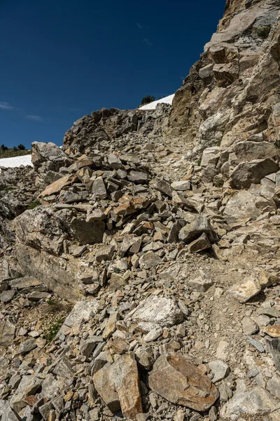 緩やかな岩は グランドトン国立公園の絵筆の分割への道を構成します — ストック写真