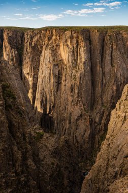 Sabah Işığı Uçurumun ve Kara Kanyon 'un üzerinden geçiyor.
