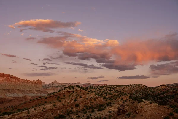 Rosa Wolken Ziehen Sommer Bei Sonnenuntergang Über Capitol Reef Horizon — Stockfoto