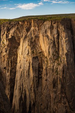 Güneş ışığı Gunnison Ulusal Parkı 'nın Kara Kanyon' undaki Güney Kanyon Duvarını ısıtıyor