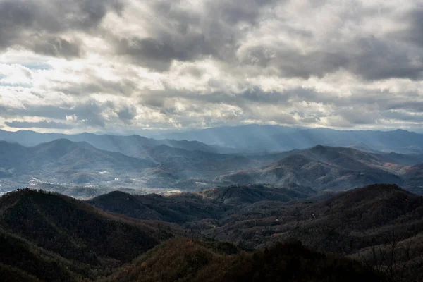 Los Ejes Luz Sobre Las Montañas Humeantes Finales Otoño Desde — Foto de Stock